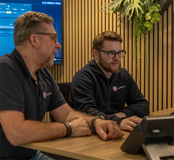 Rens en Maurice achter de PC