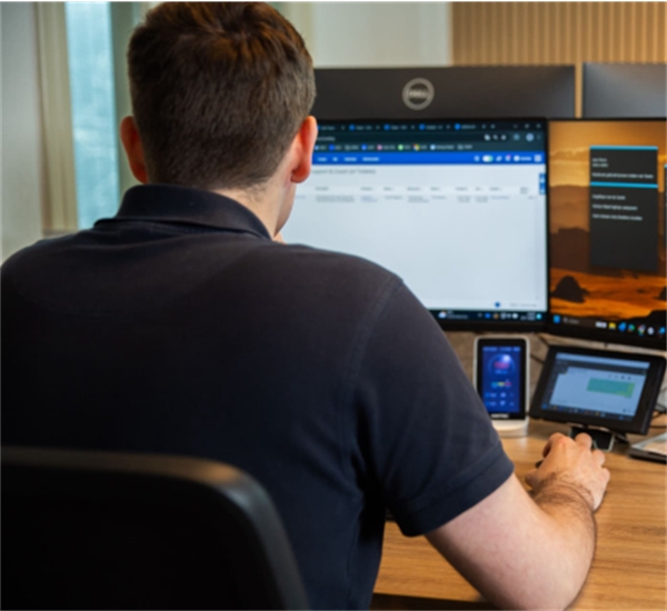 IT-specialist die ICT-beheer verzorgt voor een bedrijf